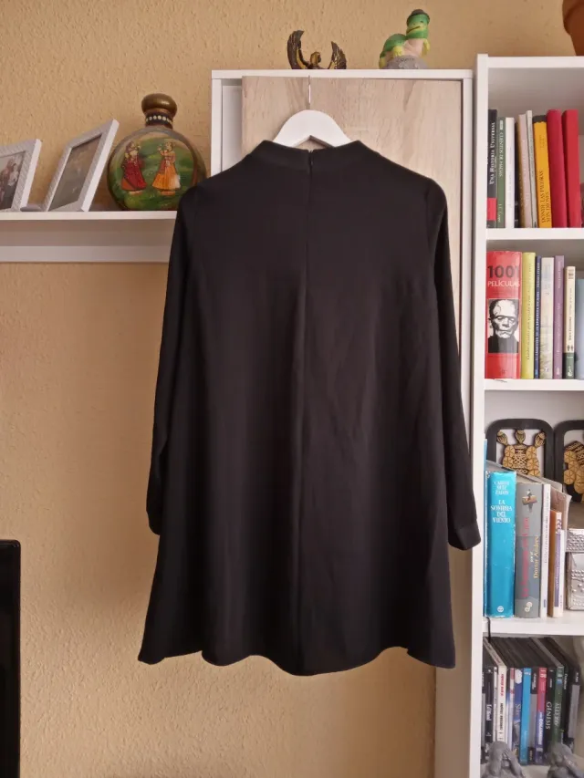 (L) Vestido negro de manga larga corto de Zara