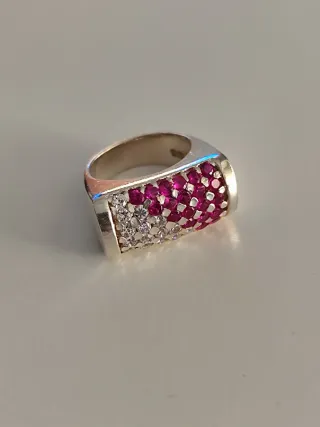 Anillo plata con piedras rojas y blancas.