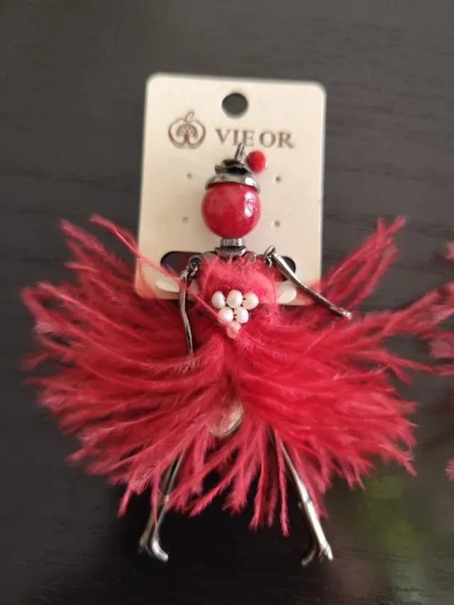 Collar y broche de muñeca con plumas