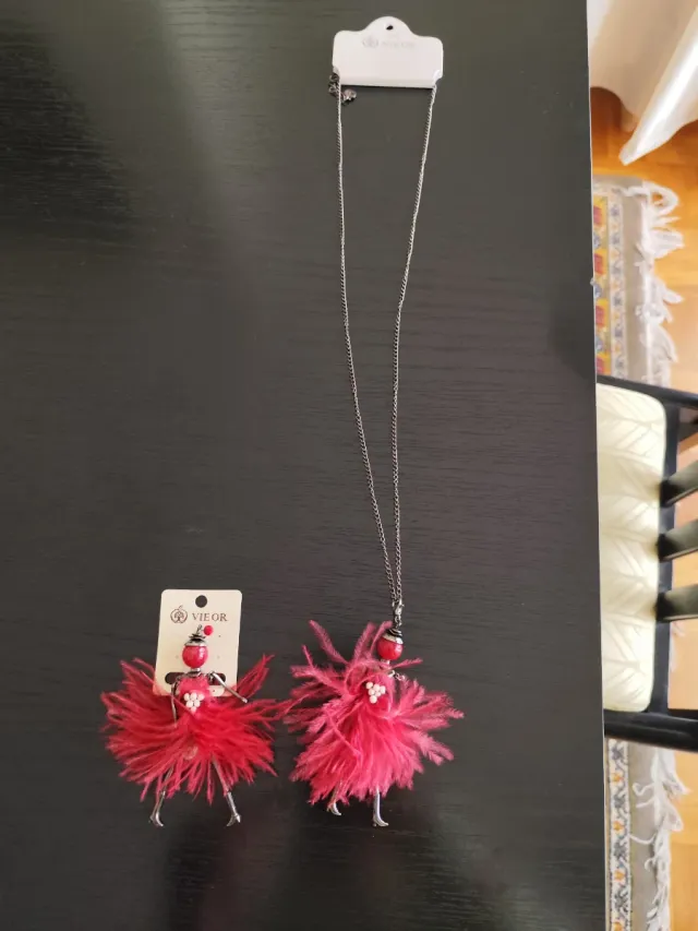 Collar y broche de muñeca con plumas