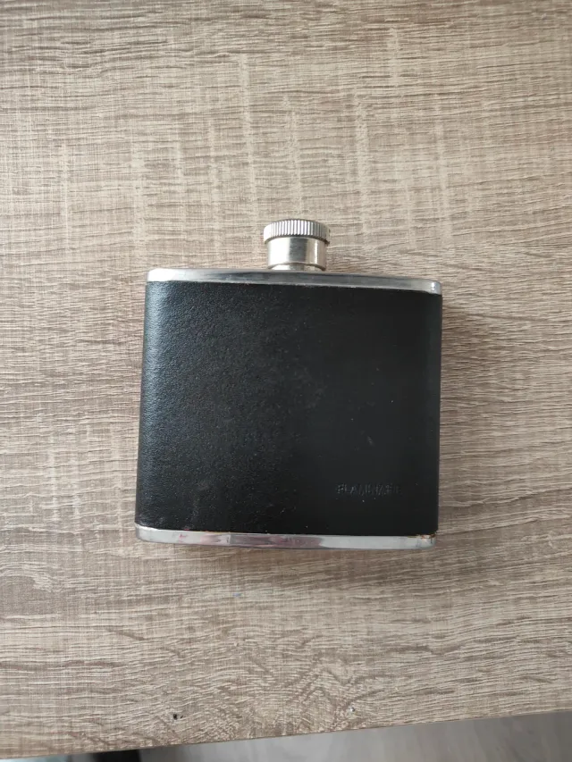 Petaca de cuero y metal