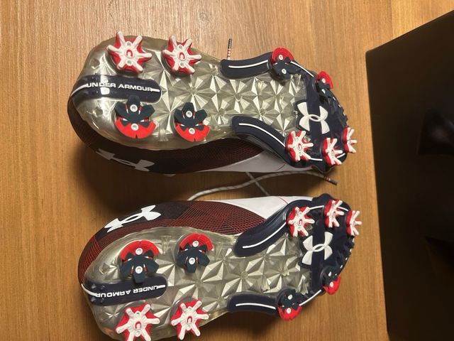Zapatos de golf Under Armour blancos y rojos