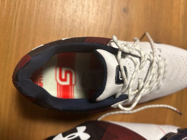 Zapatos de golf Under Armour blancos y rojos