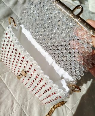 Bolso de cuentas blanco y rojo