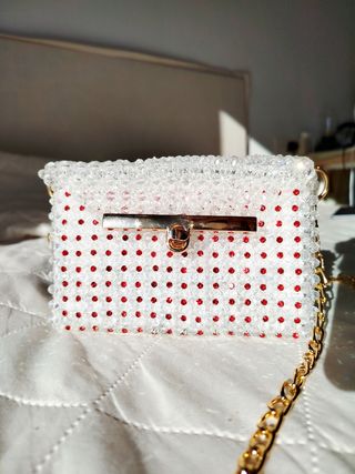 Bolso de cuentas blanco y rojo