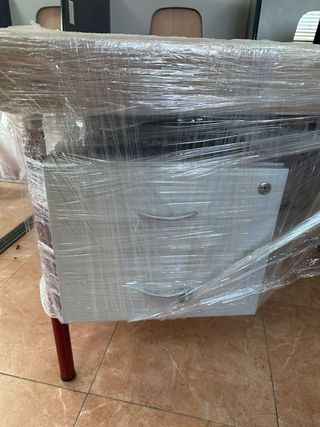 Mesa de oficina con cajones