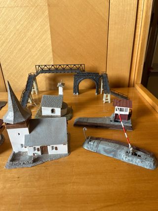 Accessori per modellini di treni: case, ponti