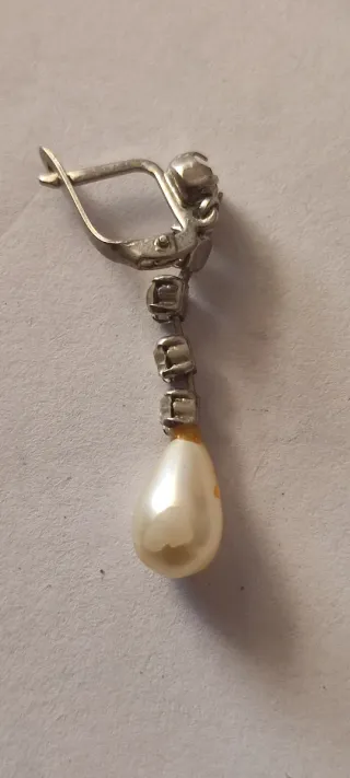 Pendientes plateados con perlas