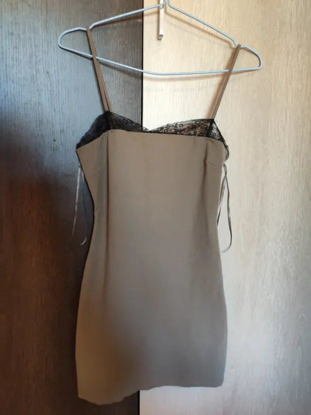 Vestido beige con encaje negro