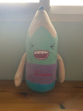 Peluche lápiz con cara feliz