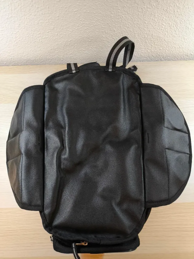 Mochila sobre depósito moto con pantalla táctil