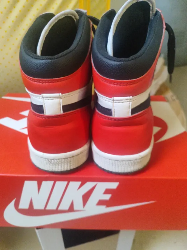 Nike Air Jordan 1 Rojas y Blancas