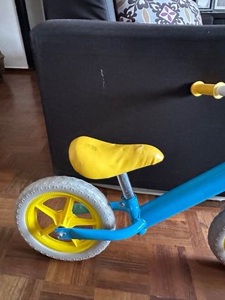Bicicleta de equilibrio azul y amarilla