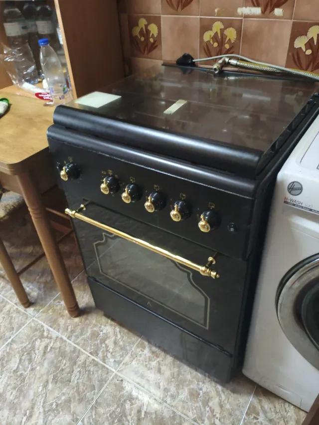 Cocina de gas negra con horno