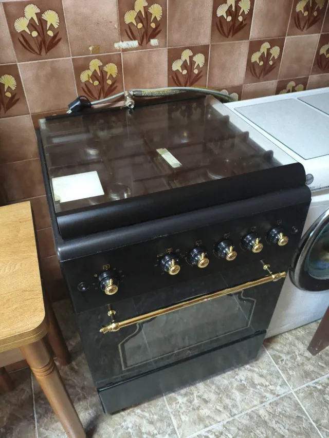 Cocina de gas negra con horno