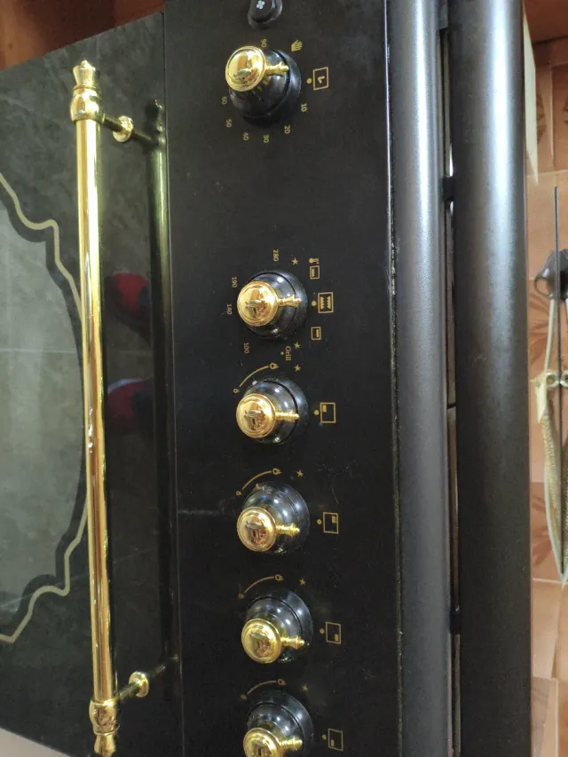 Cocina de gas negra con horno