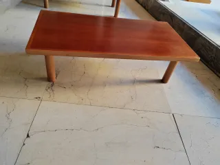Mesa baja de madera marrón