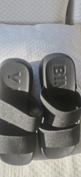 Sandalias negras con tiras brillantes