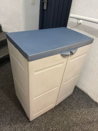 Armario de plástico blanco y azul