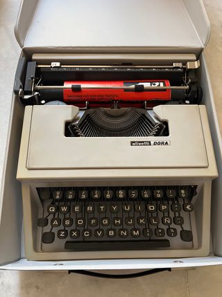Máquina de escribir Olivetti DORA