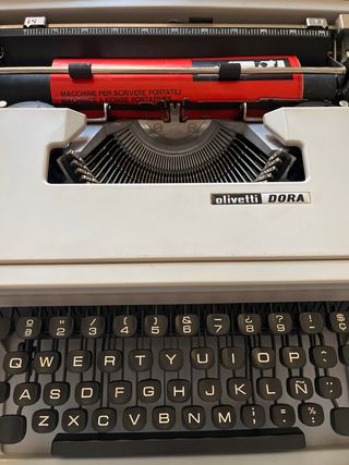 Máquina de escribir Olivetti DORA