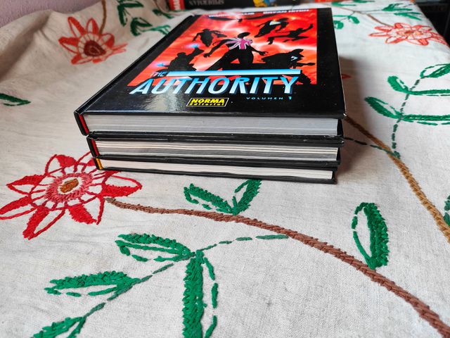 The Authority Vol. 1, Año Perdido y Hawksmoor.