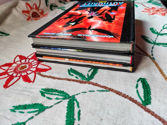 The Authority Vol. 1, Año Perdido y Hawksmoor.