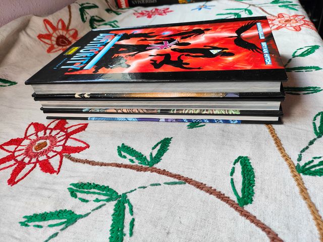 The Authority Vol. 1, Año Perdido y Hawksmoor.