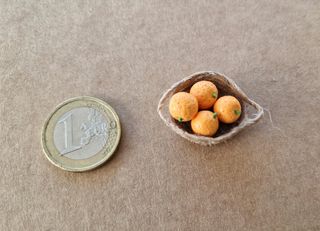Cesta mimbre con 4 naranjas miniatura