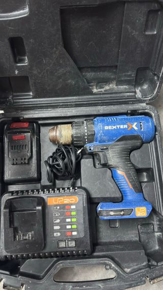 Taladro percutor Dexter con batería y cargador
