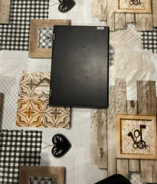 Portátil Lenovo Negro con lápiz óptico incluido