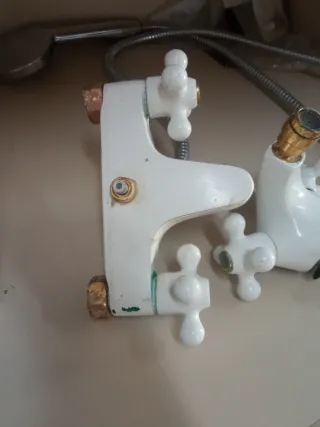 Grifos ducha y de bidé blancos