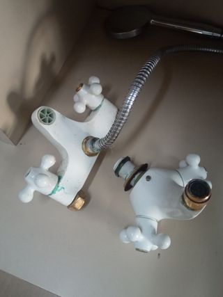 Grifos ducha y de bidé blancos
