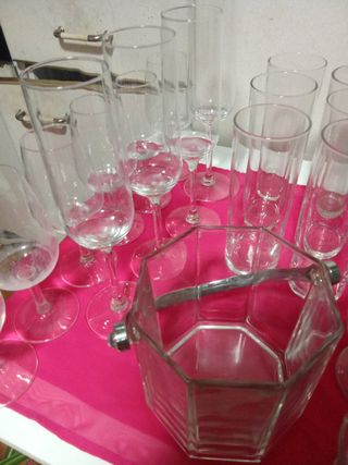 Juego de copas y vasos de cristal