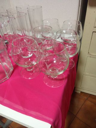 Juego de copas y vasos de cristal