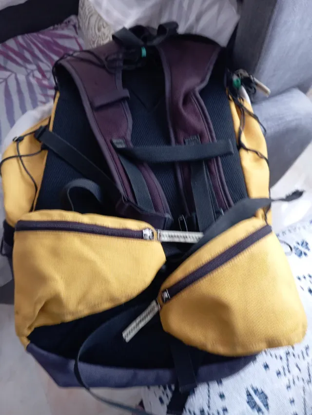 Mochila amarilla  y marrón