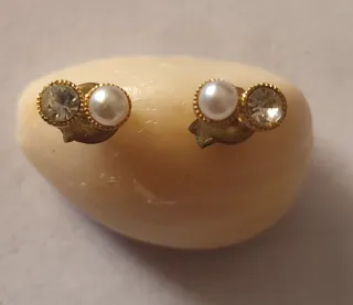 Pendientes dorados con perla y piedra
