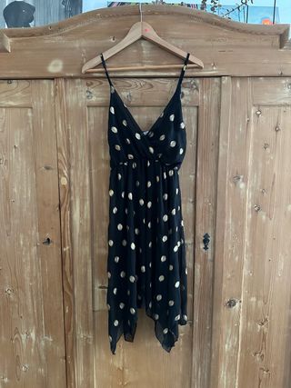 Vestido cóctel negro con lunares dorados