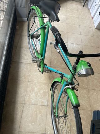 Bicicleta clásica verde
