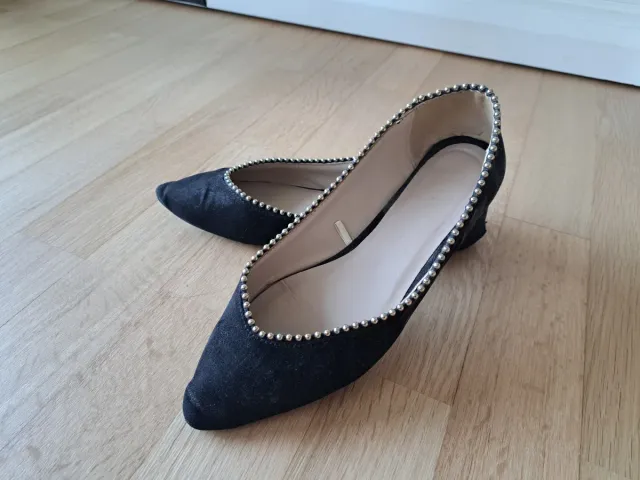 Zapatos planos negros con detalle