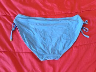 Cueca de bikini azul com cordões