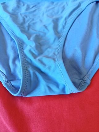 Cueca de bikini azul com cordões