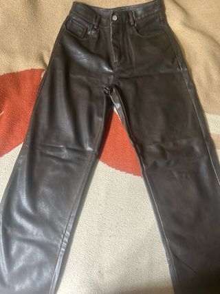 Pantalón efecto piel marrón