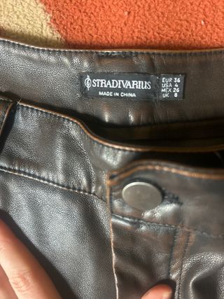 Pantalón efecto piel marrón