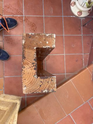 Escalón de madera rústico