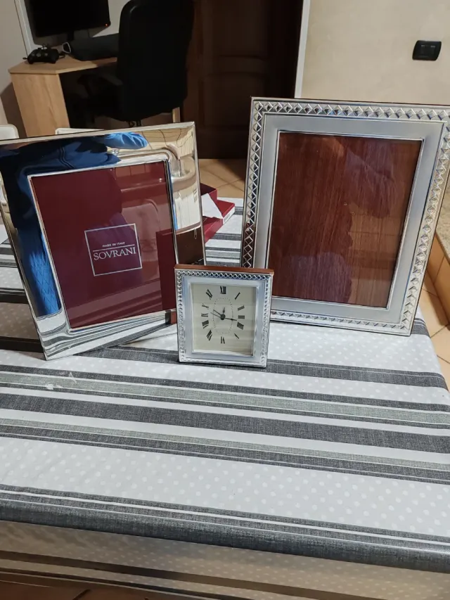 Cornici e sveglia d'argento 