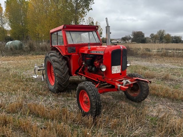 Tractor Nuffield Rojo con Aperos