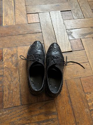 Scarpe stringate nere in pelle con borchie