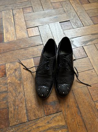 Scarpe stringate nere in pelle con borchie