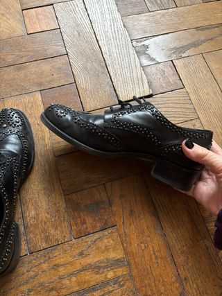 Scarpe stringate nere in pelle con borchie